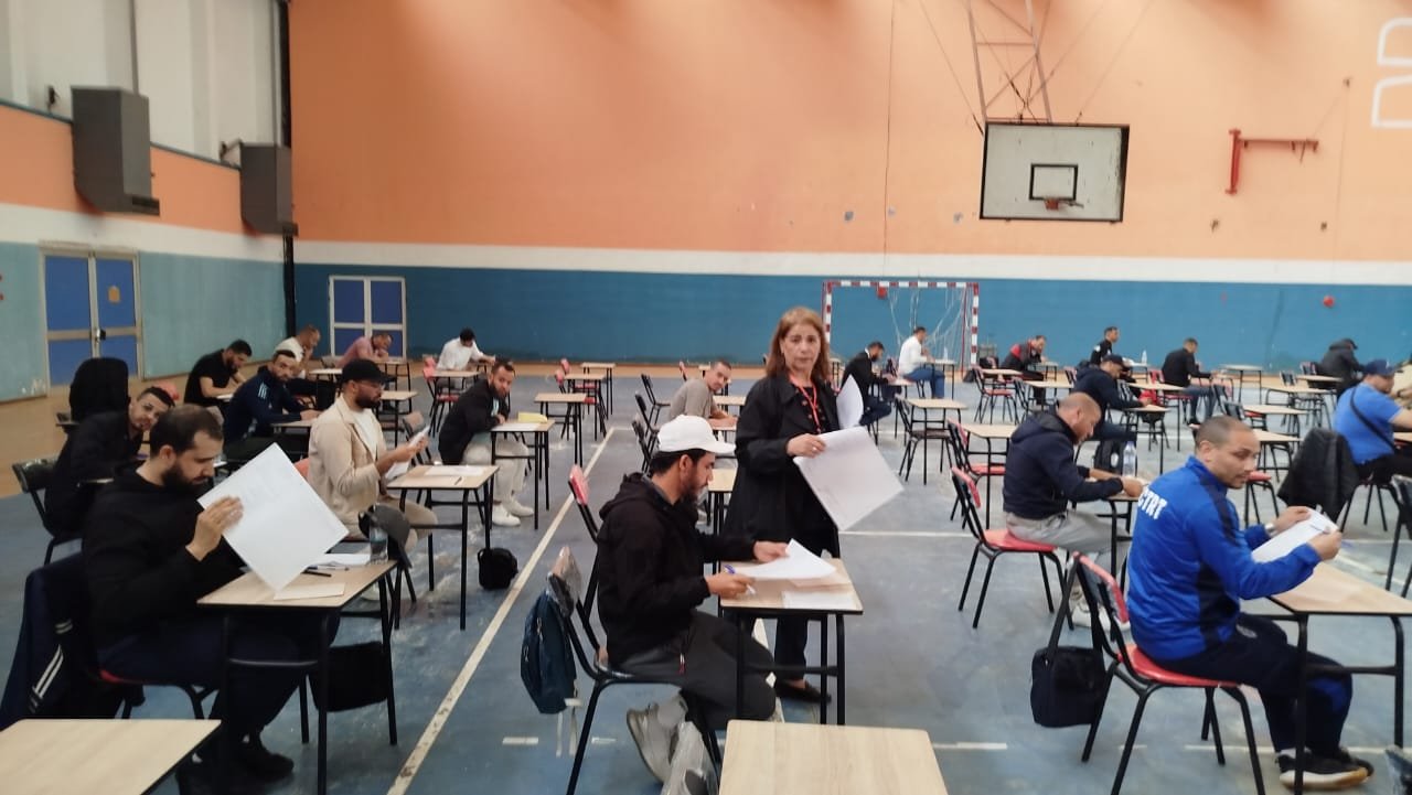 توزيع أوراق الاختبار